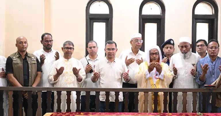 মাওলানা হামীদ খান ভাসানীর মাজার মাজার জিয়ারত করছেন প্রধানমন্ত্রী